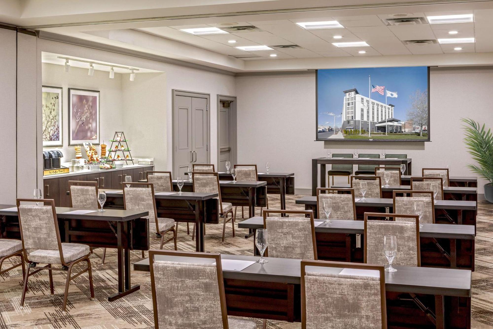 Doubletree By Hilton Boston Logan Airport Chelsea Hotel Exterior foto